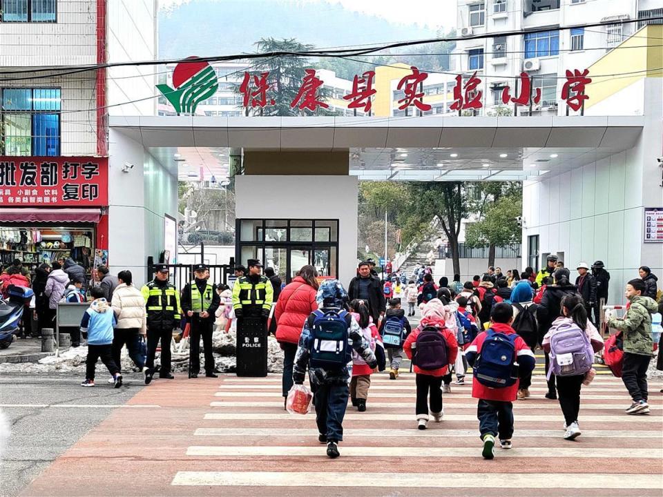 襄阳市保康县警方全面开启"护学模式"_腾讯新闻