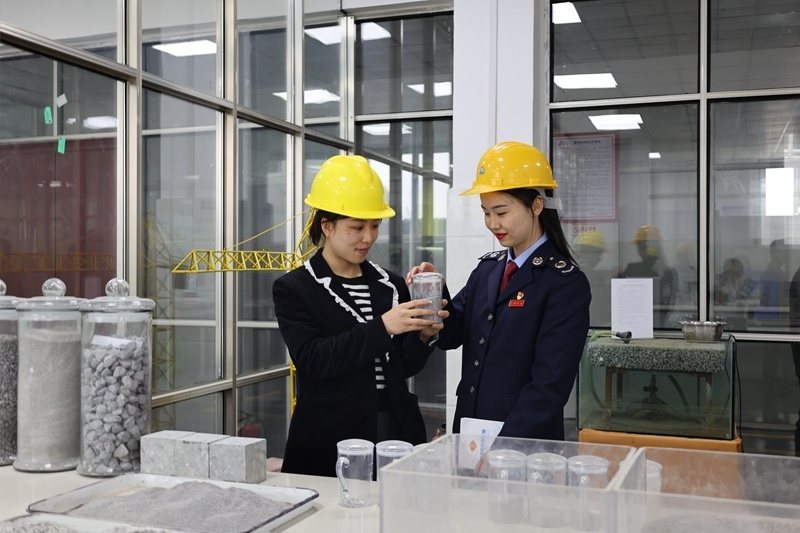 税助新型工业化带动高质量发展