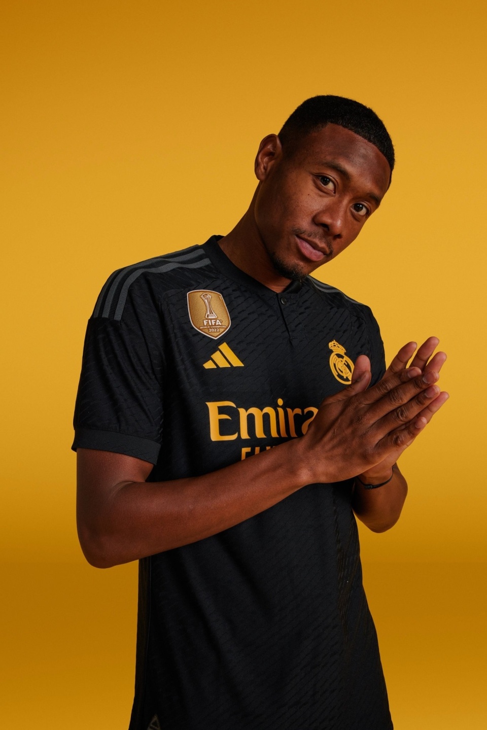 皇马发布新赛季第三客场球衣黑底黄字领口纽扣设计印有rmcf