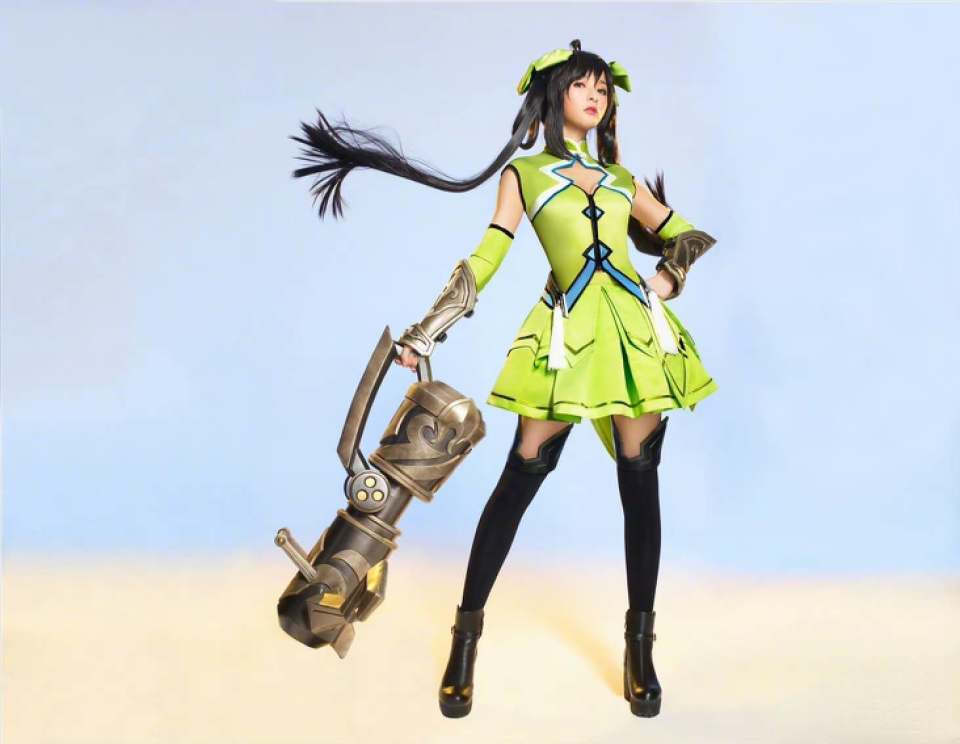 徐娇cos孙尚香,提着炮筒,姿势可爱,和关晓彤蔷薇恋人气质不同