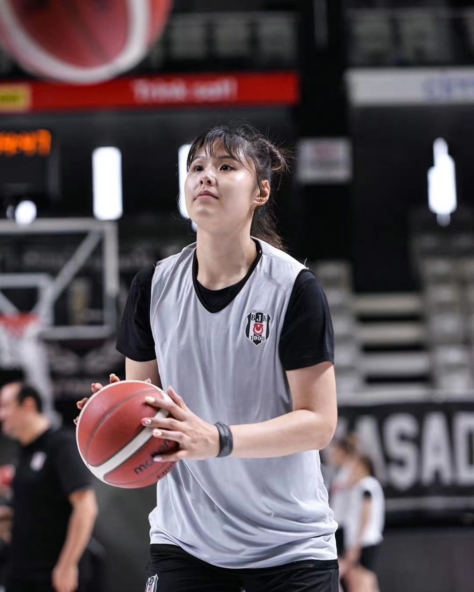 2米的中国女篮中锋在欧冠绽放自我-腾讯新闻