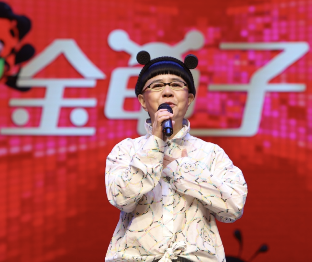 56岁刘纯燕主持网红婚礼,装嫩打扮引热议,24岁漂亮女儿即将摆酒