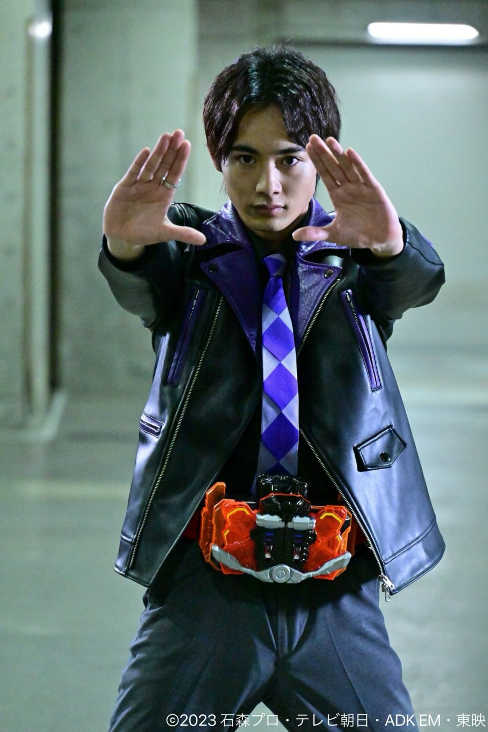 假面骑士歌查德黑钢演员庆生首次穿上了瓦尔巴拉多的皮套