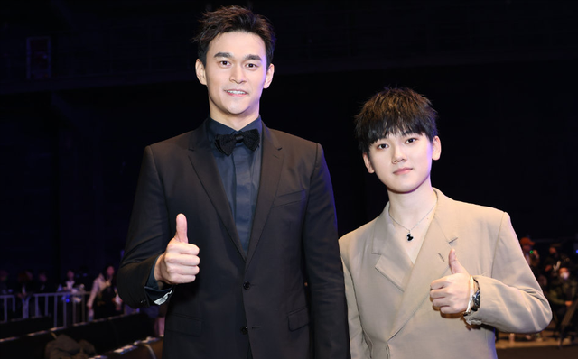 活动中,jackeylove孙杨等运动员一同亮相,他们在镜头