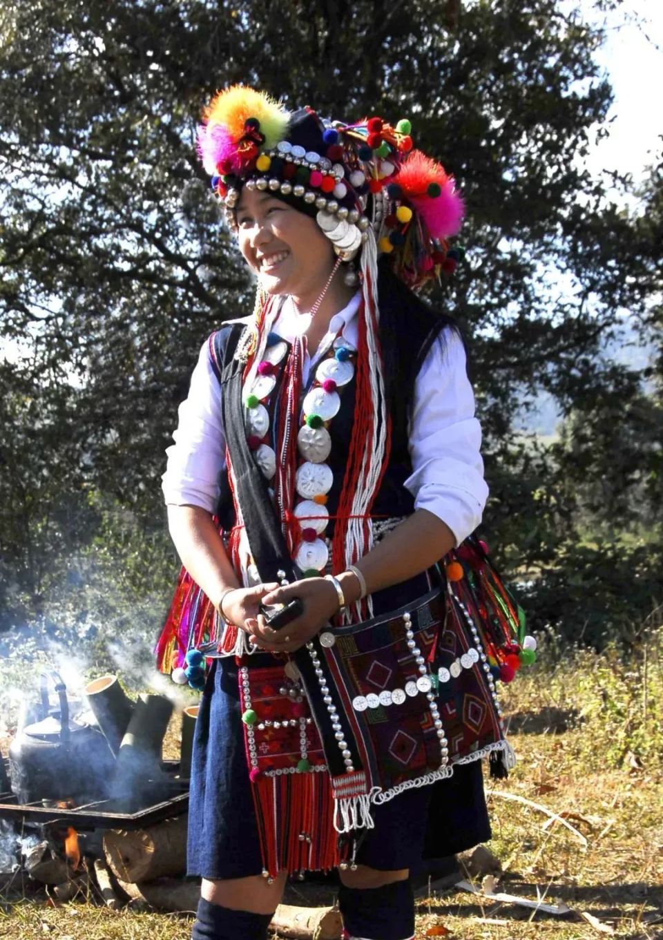 听云南 | 哈尼族服饰 丰富的民族文化载体和历史信仰的结晶_腾讯新闻