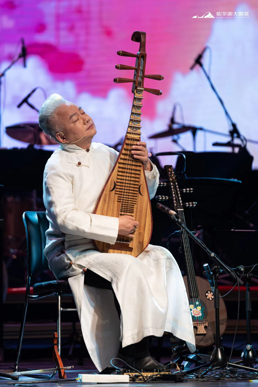 国乐大师方锦龙亮相哈尔滨大剧院 上演"国风斗乐 穿越次元"_腾讯新闻