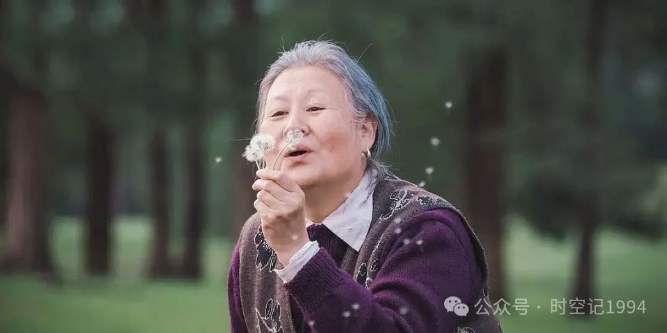 她是一个坚韧而有智慧的女人,在曲折的命运面前不屈服,活得乐观洒脱