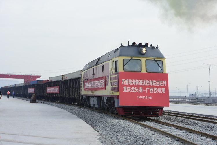 涪陵龙头港铁路专用线正式开通运营