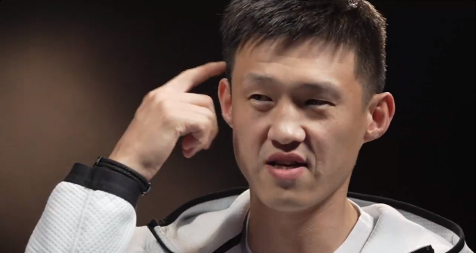 周鹏所有人都嘲笑国足可我们打完世界杯惨败和国足有啥区别