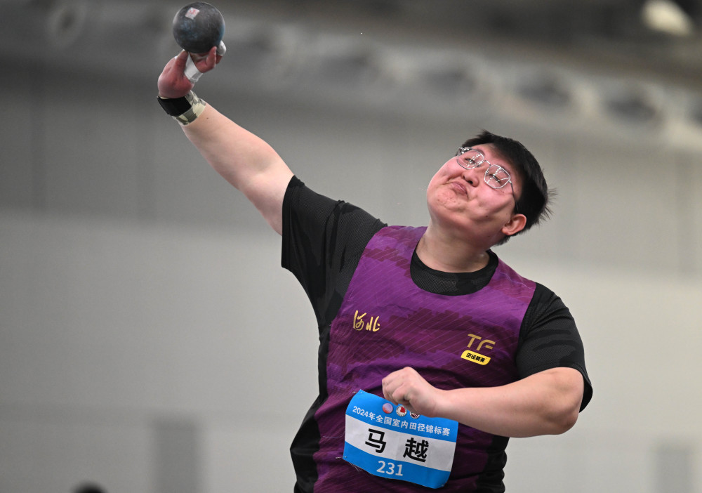 3月29日,福建队选手吴彬彬在女子跳远颁奖仪式上.