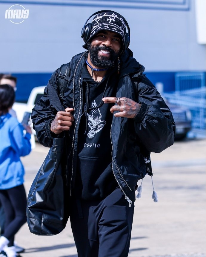 独行侠全队穿搭卫衣最受欢迎欧文个人色彩浓郁东契奇休闲朴素