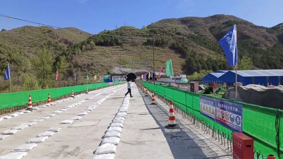 走进雁栖湖北二路(范崎路—g111国道)道路工程施工现场,看到工人们正