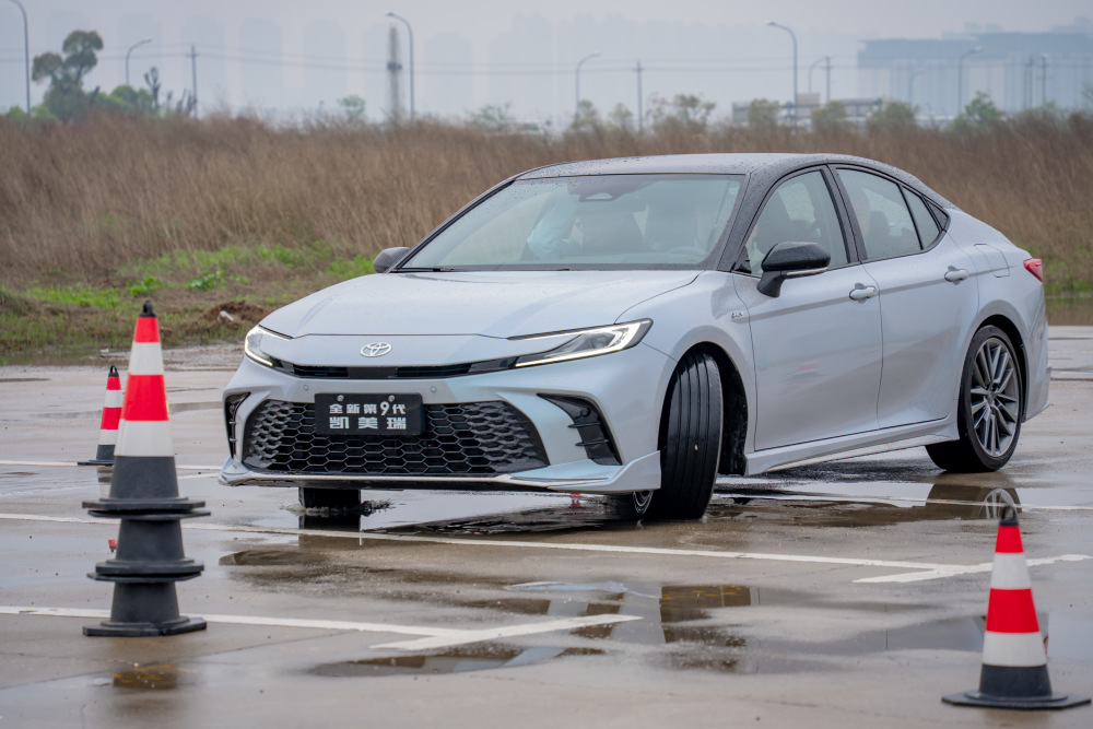 凯美瑞的真实实力,主办方除了为试驾会准备了急加速急减速,转弯半径