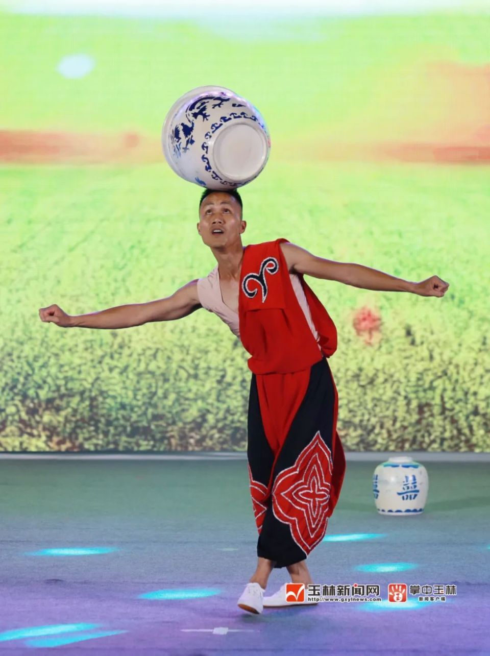 十字街上演"龙狮争霸"