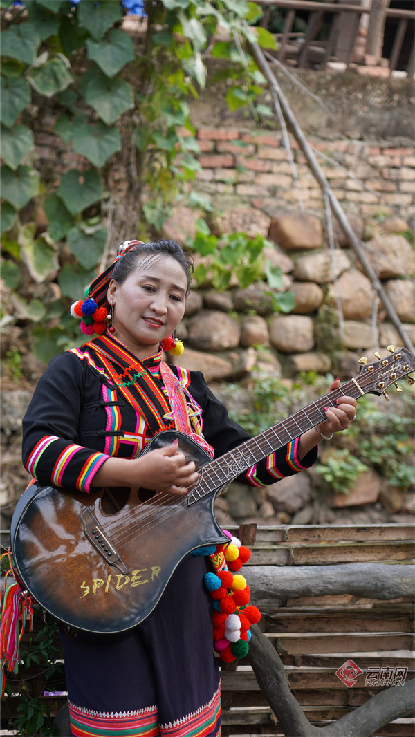 用行动凝聚奋进力量随着李娜倮的脚步越走越远,她对拉祜族文化的独特