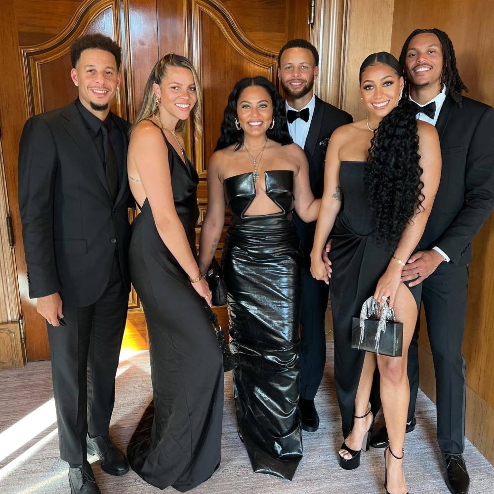 库里晒照祝福出现在我生命中的了不起的女士们妇女节快乐