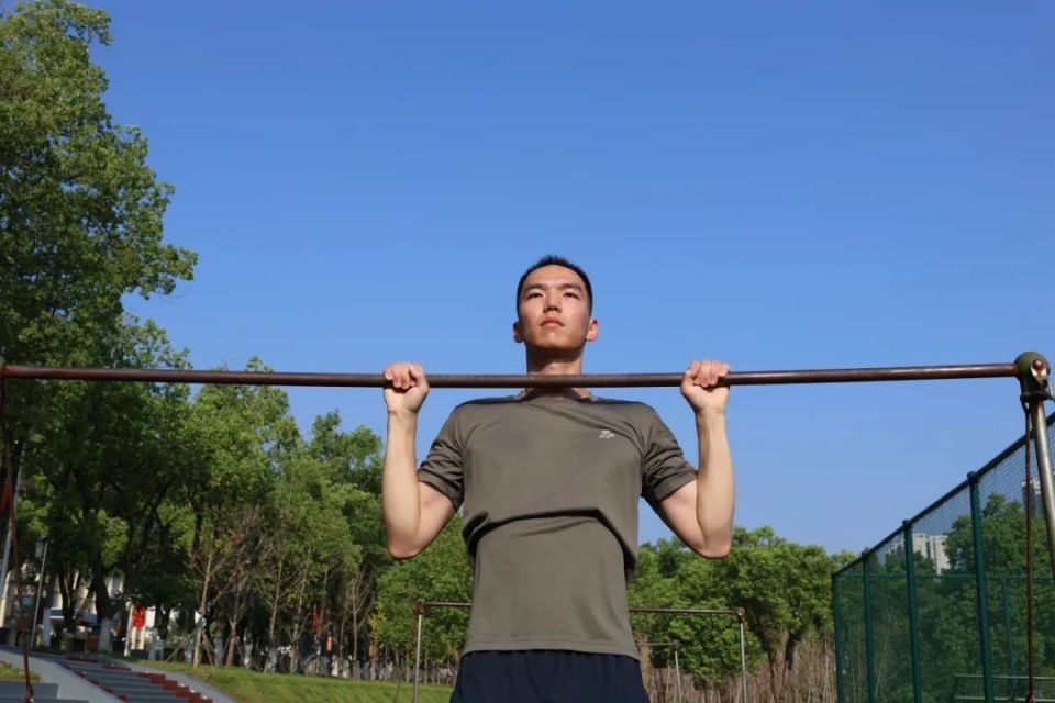 北大毕业后参军入伍,两年后他又考取军校!