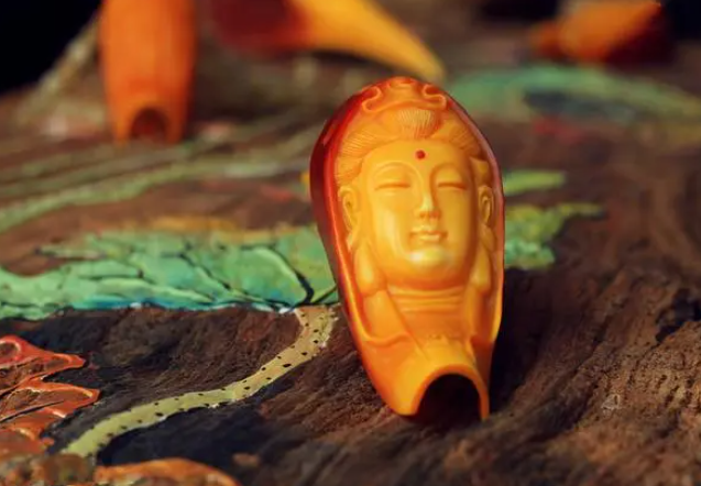 不法人士常将盔犀鸟的头骨雕刻成各式各样的工艺品,例如手串,鼻烟壶