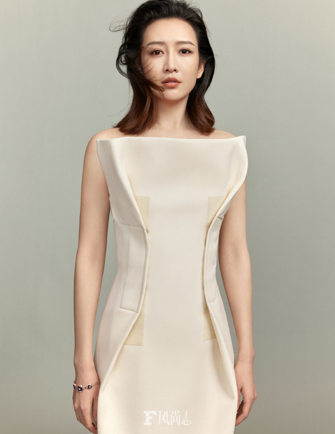 王鸥怀孕生子后再登杂志封面身姿曼妙宛如少女超高颜值惹人爱