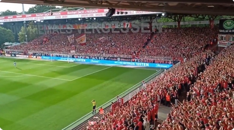 柏林联社媒回应皮克欢迎来到我们主场观战以改变你的看法