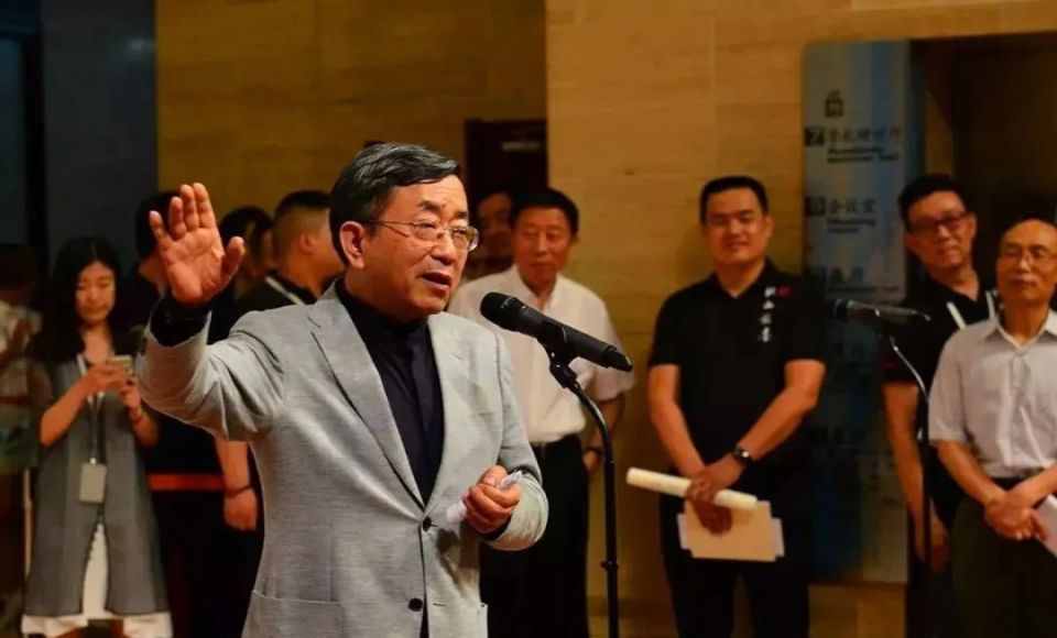 文化学者余秋雨都江堰的水流不像万里长城那样突兀在外,而是细细