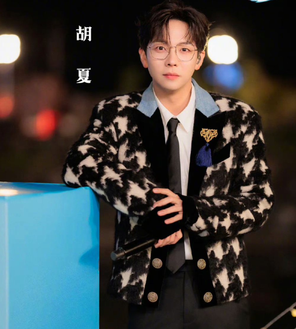 被拍一起看电影,胡夏借好友名义引