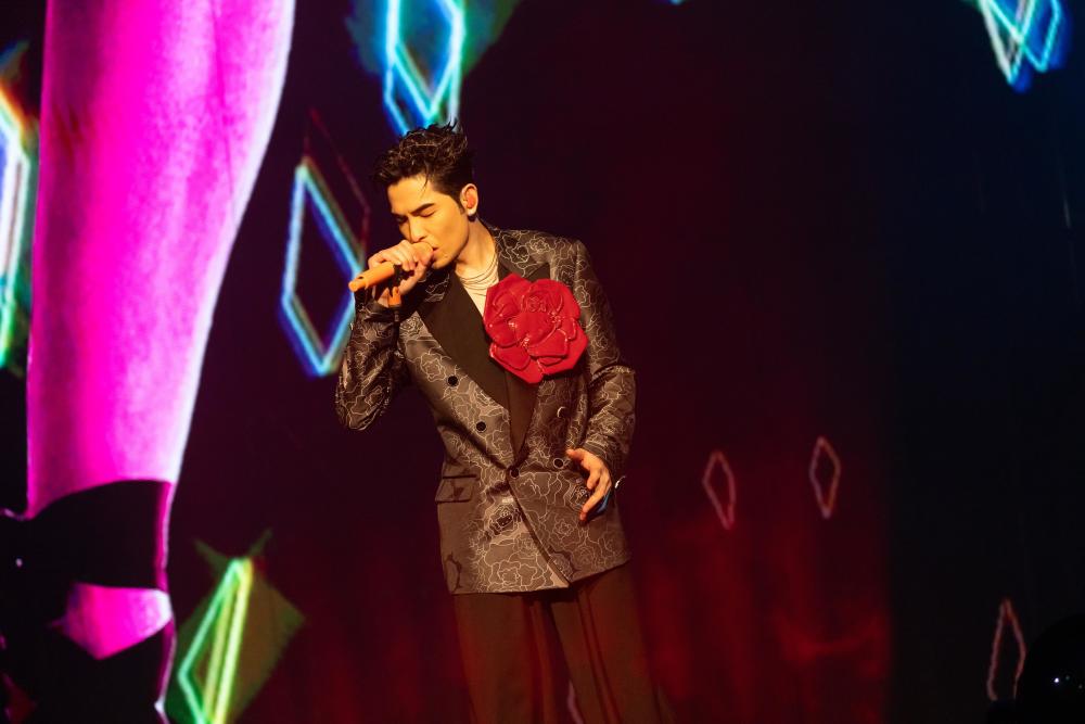 萧敬腾哭了!广州演唱会冒雨开唱,粉丝求婚令他惊喜落泪