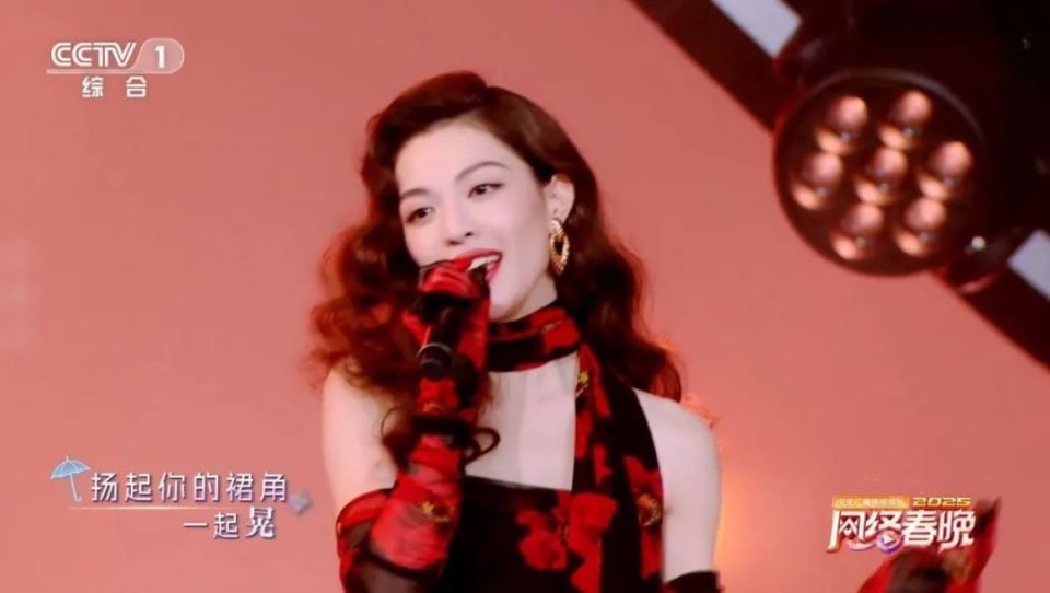 央视网络春晚女明星造型，任敏美出新高度，哈妮克孜化身荷花仙子_腾讯新闻
