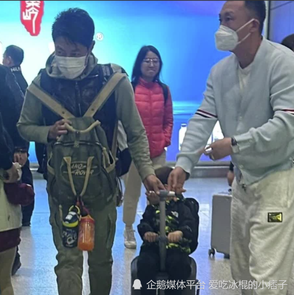 撒贝宁带龙凤胎出行背大包直不起腰网友有种离家出走的感觉