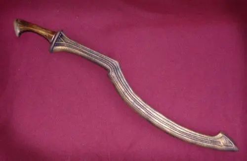 古代埃及人在公元前3000到1300年间使用的一种镰形剑,长度大约在50