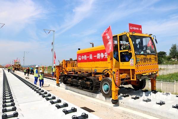 潍烟高铁采用的是crtsiii型无砟轨道板,施工中要大规模灌注自密实