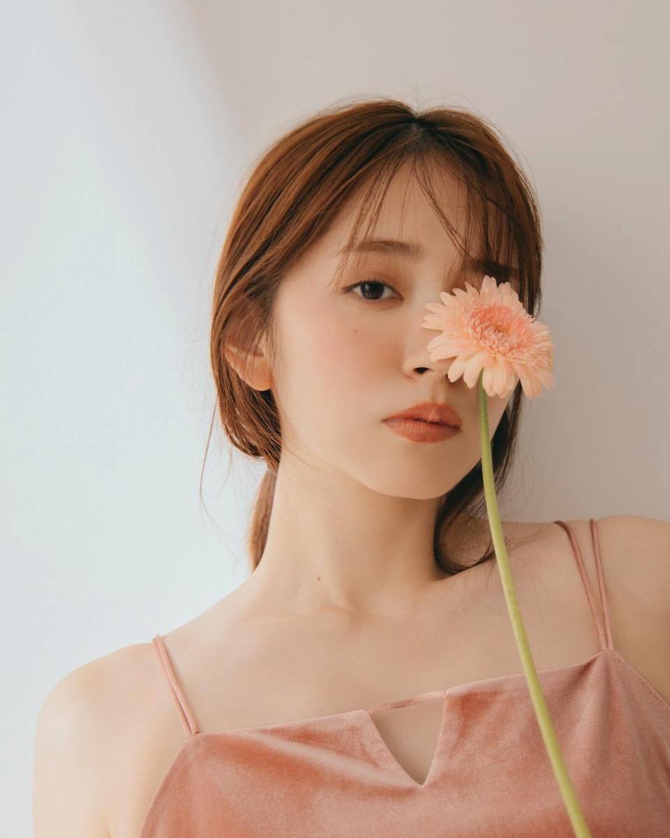 太可爱了田中碧女友铃木爱理抵达上海,用中文说谢谢感谢粉丝_腾讯新闻