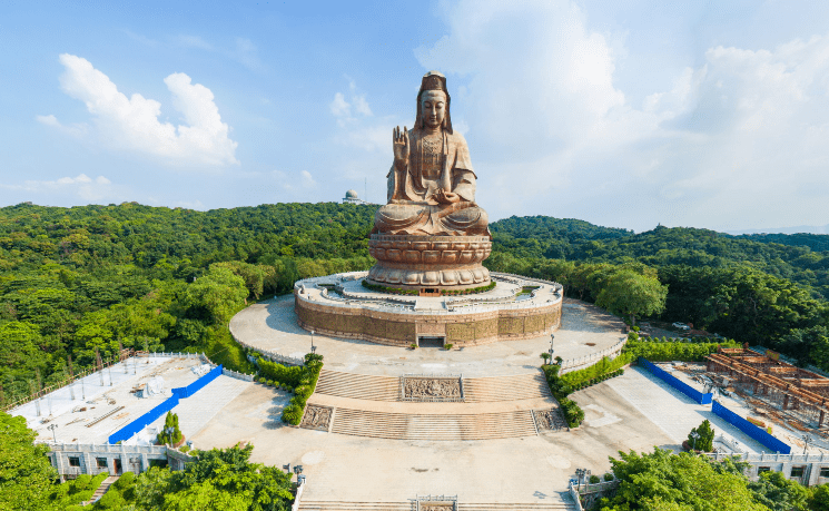 这里主要分为法相,牌坊,影壁,放生池和浮雕等.其中,观音法相为坐姿61.