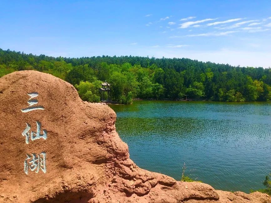 依据龙生九子的传说,在一处长达两公里的山涧湖岸开辟出来的新兴景点
