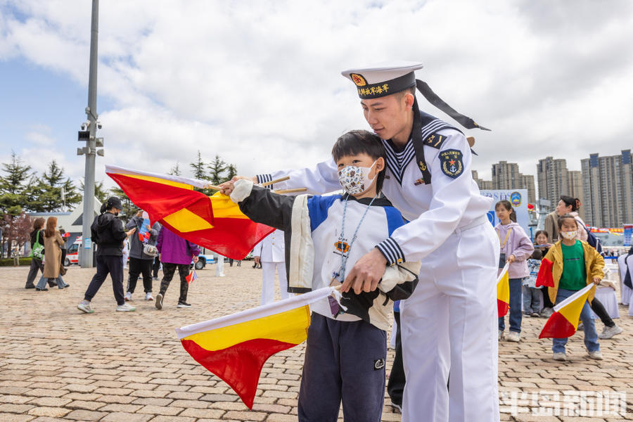 2024年海军成立纪念日舰艇开放活动在青岛启动,多型舰艇集中亮相向