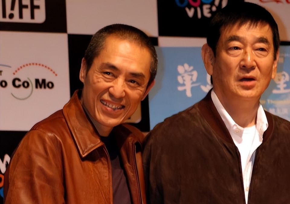 两个人合作过《千里走单骑》,在高仓健去世时,张艺谋也曾发文悼念