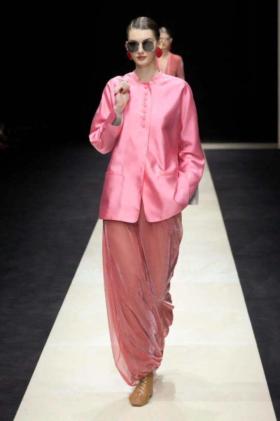 松弛感中带有一丝东方韵味,舒服~