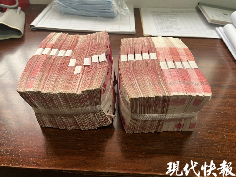 公交车上,有人落下20万元现金