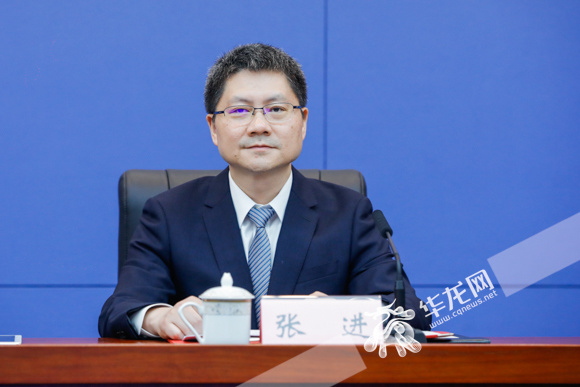 张进回答记者提问.