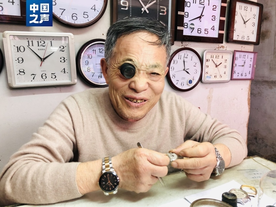 79岁师傅修表一辈子：做人做低调一些，干活要干好一些_腾讯新闻
