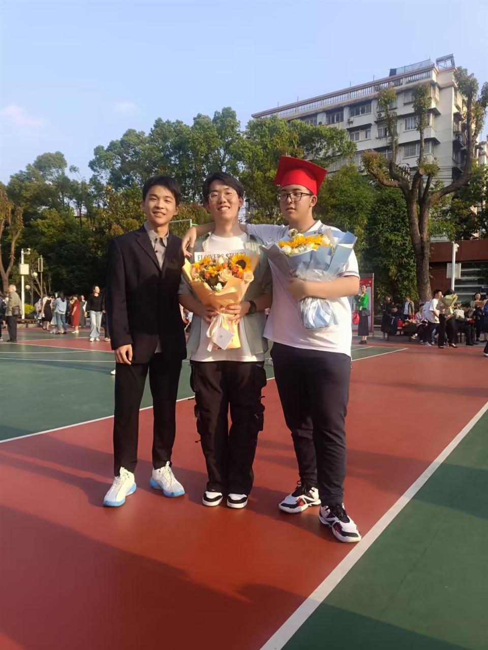 徐浦洹(左一)即将逐梦蓝天徐浦洹(右一)即将逐梦蓝天徐浦洹(右)即将逐