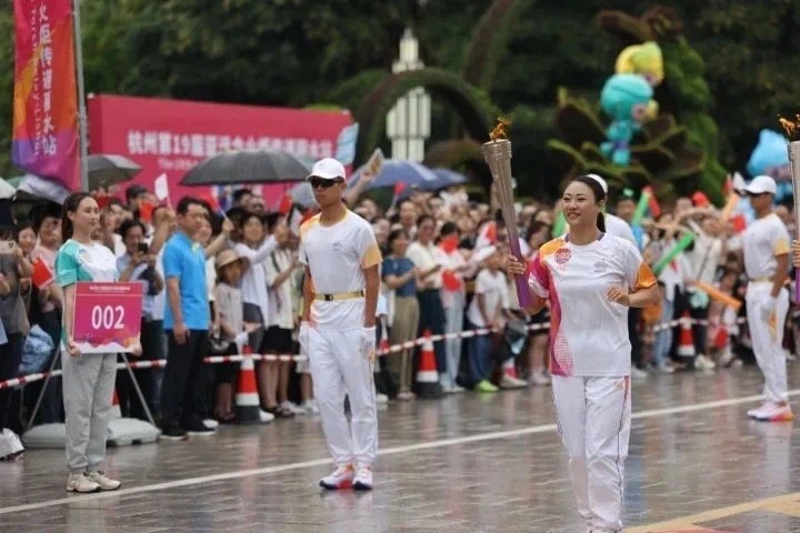 亚运来了｜秀山丽水 青年之城，杭州第19届亚运会火炬在丽水传递_腾讯新闻