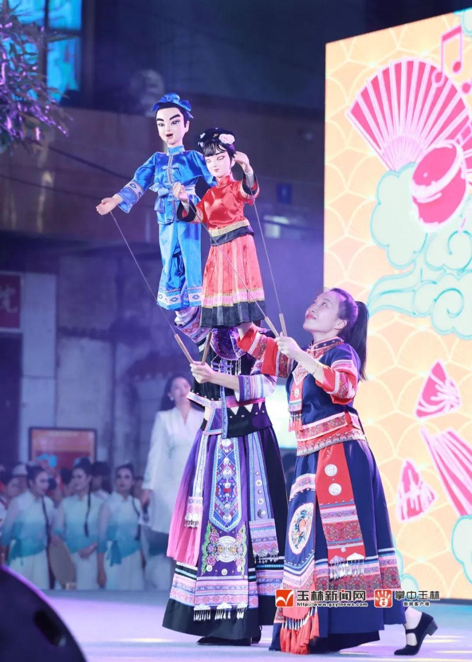 十字街上演"龙狮争霸"