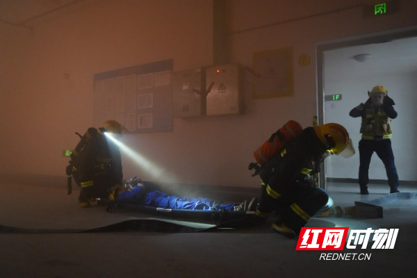 企业起火9台消防车50名指战员迅速行动