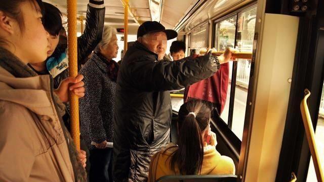 小男孩公交車上沒讓座,卻被老大爺罵沒教養,寶媽懟得他羞紅了臉_騰訊