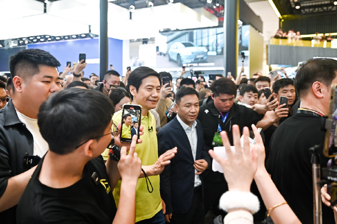 雷军看完车展很绝望,称"其他车企研发新车,完全靠蒙"!