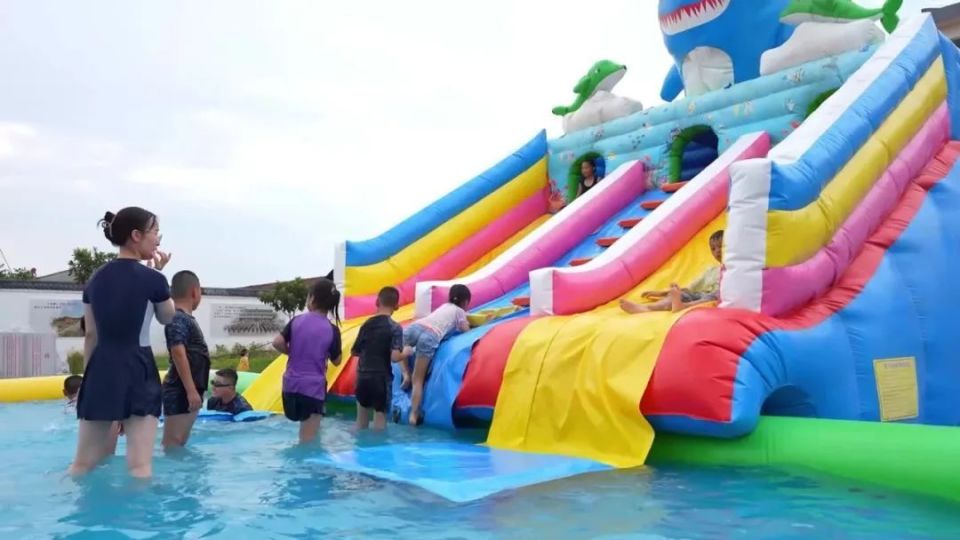 谁家的学校啊,竟有水上乐园!