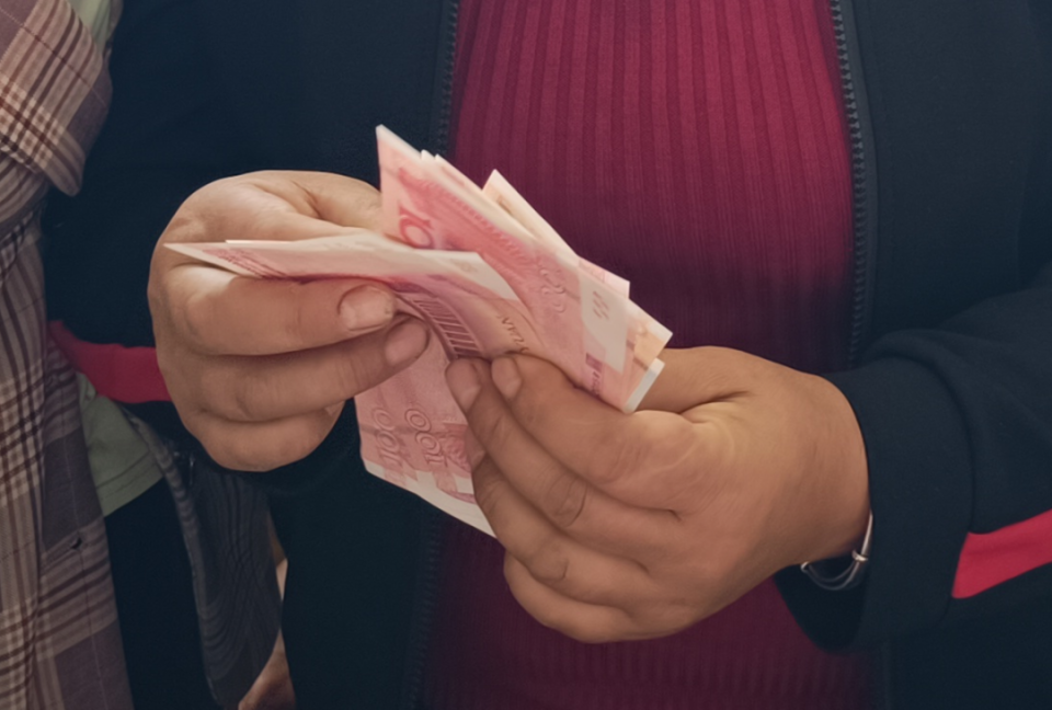 片区109名采茶工人的工资此次首笔发放的苏峰公司负责人杨龙新说"今天