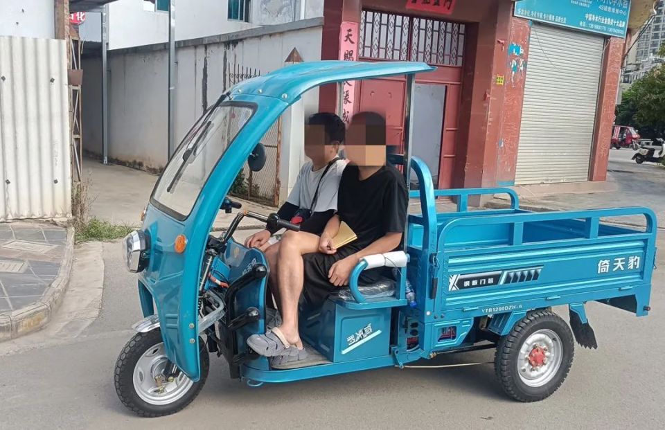 违法曝光|三轮车不是"万能车"  莫图便利忘安全!