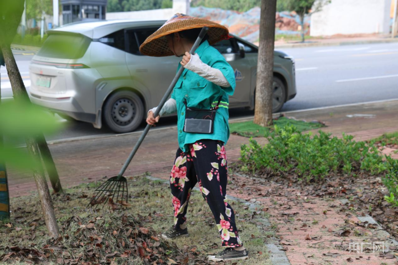 "战高温"用汗水守护城市"颜值"